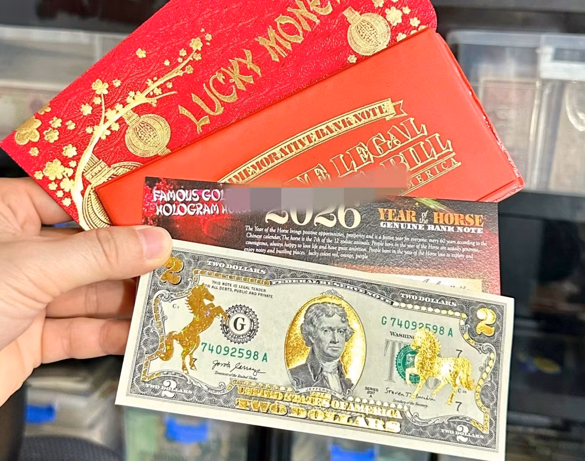 Tờ 2 USD in hình ngựa mạ vàng 3D được bán với giá khoảng 90.000 đồng. Ảnh: Thegioitien