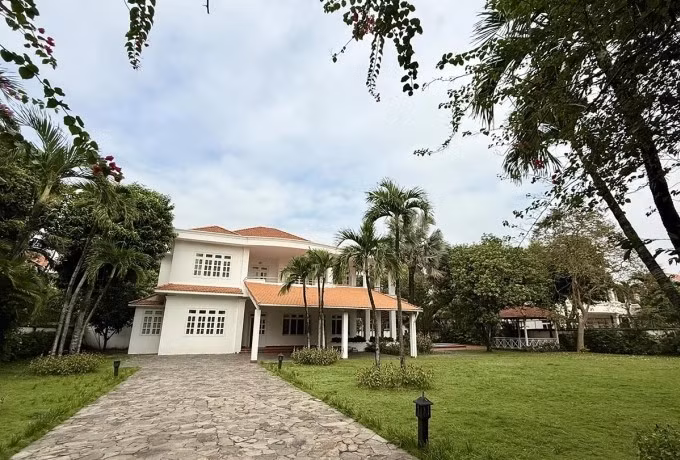 Hồi đầu năm, NTK Đỗ Mạnh Cường mua căn biệt thự sân vườn 2.000m2 tại TP HCM để các con có không gian thoải mái vui chơi. Ảnh: FB Do Manh Cuong