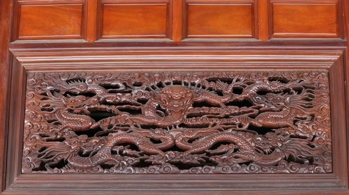 Ngôi nhà được các nghệ nhân chạm trổ họa tiết, từ "long, ly, quy, phụng", "tùng, cúc, trúc, mai" cho đến các loại chim thú, hoa lá...Ảnh: Internet