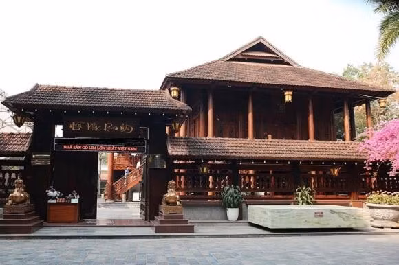 Tọa lạc trong một quần thể du lịch nghỉ dưỡng tại TP Điện Biên Phủ (tỉnh Điện Biên), ngôi nhà sàn bằng gỗ lim nguyên khối rộng gần 500m2 được tổ chức Kỷ lục Việt Nam công nhận là "Nhà sàn gỗ lim lớn nhất Việt Nam". Ảnh: Thuonghieuphapluat