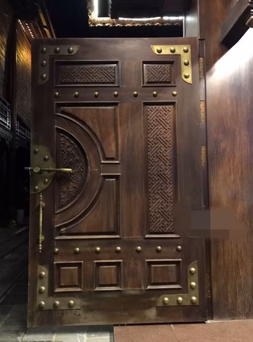 Cổng ra vào lớn, cực kỳ chắc chắn, được chạm khắc cách điệu. Ảnh: Anninhthudo