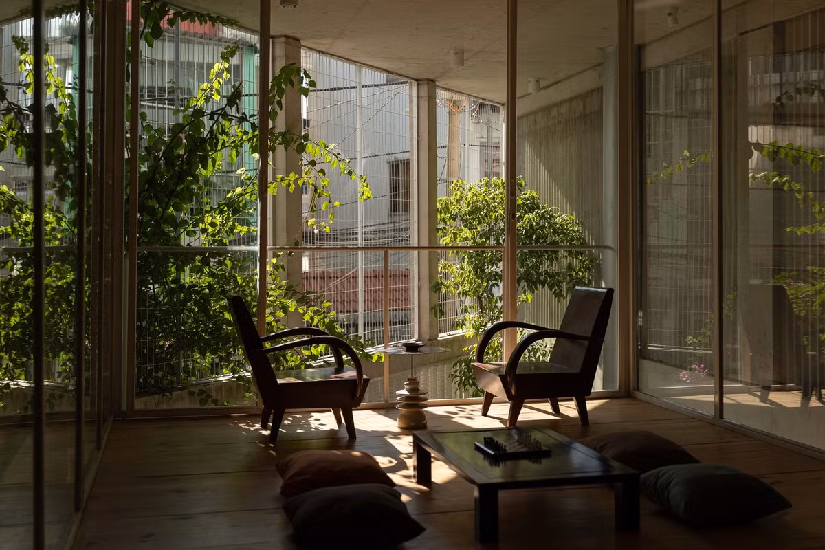 Khoảng trống đóng vai trò là vùng chuyển tiếp giữa bên trong và bên ngoài, được thiết kế như một không gian chung linh hoạt, trở thành điểm kết nối chính cho cư dân. Ảnh: Quang Dam