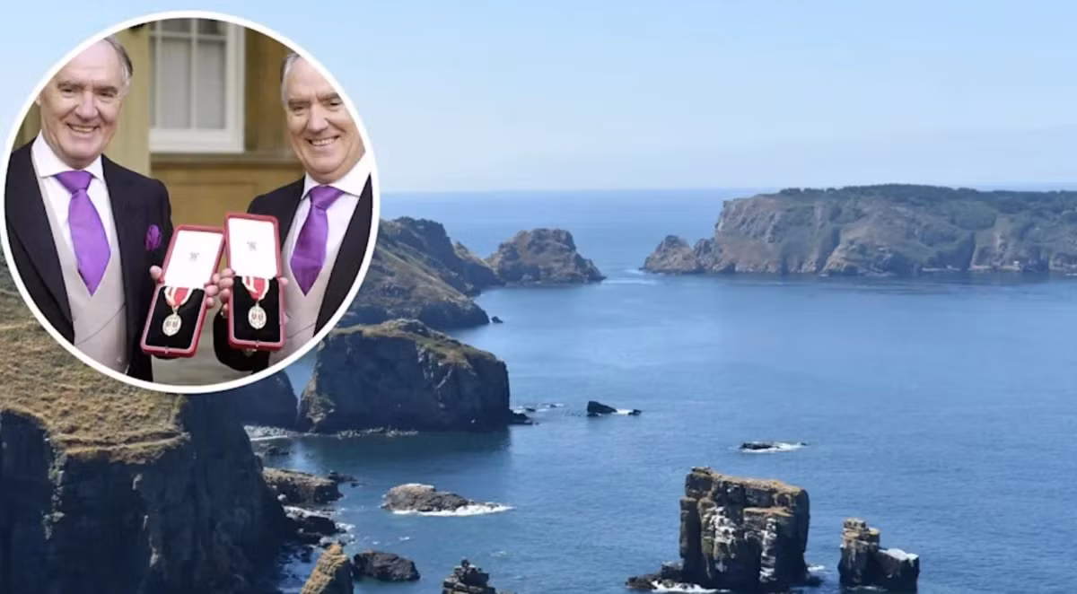 Hai anh em tỷ phú Barclay – từng là chủ sở hữu tờ The Telegraph và khách sạn Ritz London, đã mua lại đảo Brecqhou năm 1993. Ảnh: BI