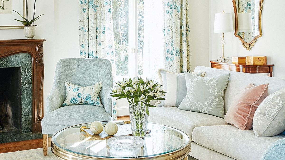 Thay vì mua đồ trang trí mới, có thể tận dụng những vật dụng cũ trong nhà để “biến hóa” không gian. Chẳng hạn, khăn trải bàn cũ có thể dùng làm khăn phủ kệ, chai lọ thủy tinh trở thành bình cắm hoa...Ảnh: House &amp; Home