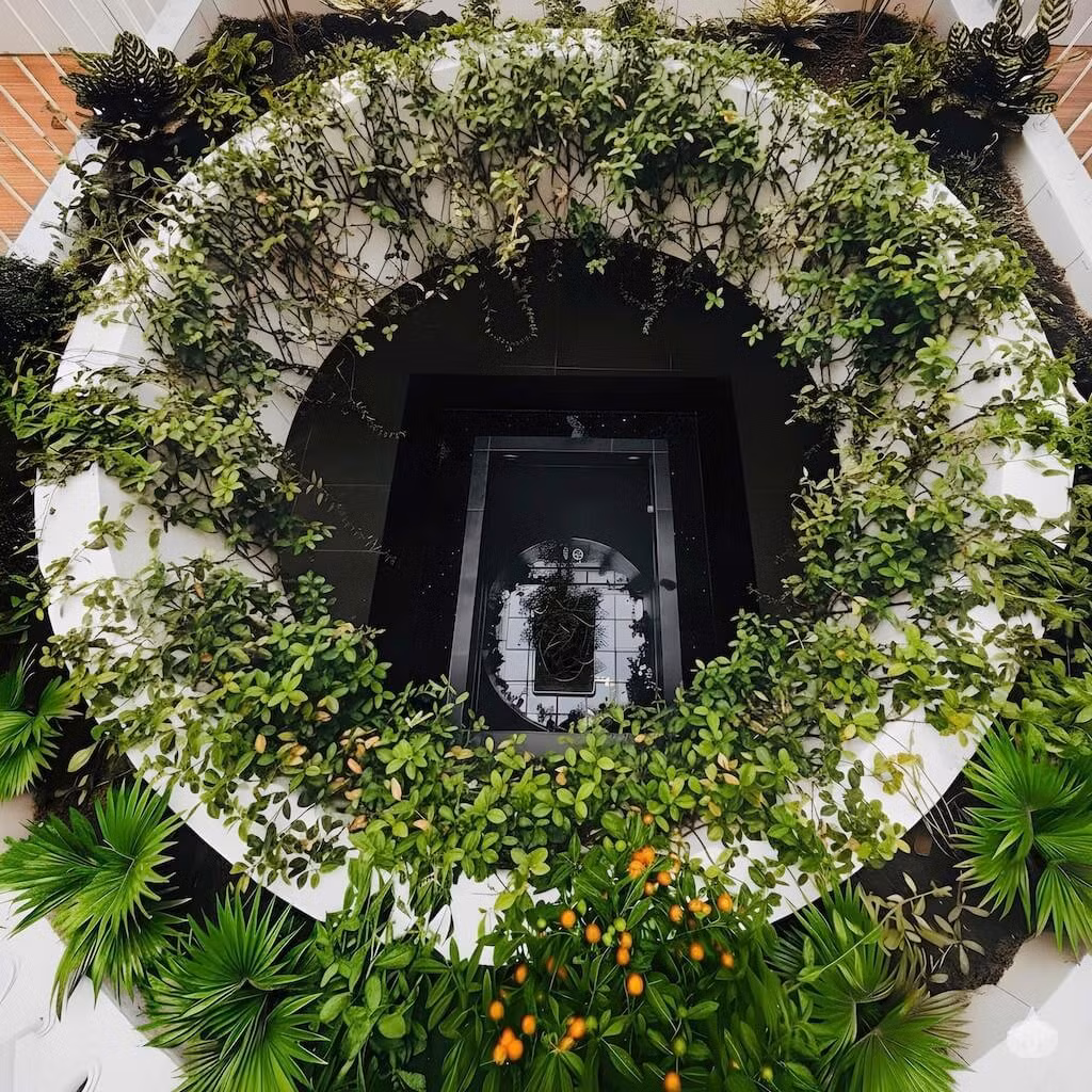 Khu vực sân vườn bố trí xen kẽ và giếng trời mang lại cảm giác gần gũi với thiên nhiên, giúp tầng 2 vừa riêng tư vừa thoáng đãng, thể hiện tinh thần kiến ​​trúc hiện đại. Ảnh: NguyenhieuARC