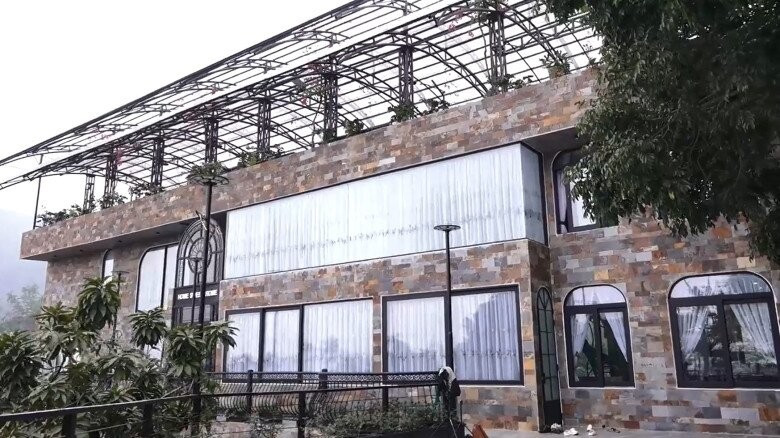 Ngoại thất căn nhà được ốp đá tự nhiên đa sắc với kiến trúc hiện đại, bao quanh là khuôn viên xanh mướt. Ảnh: FB Phạm Phương Thảo