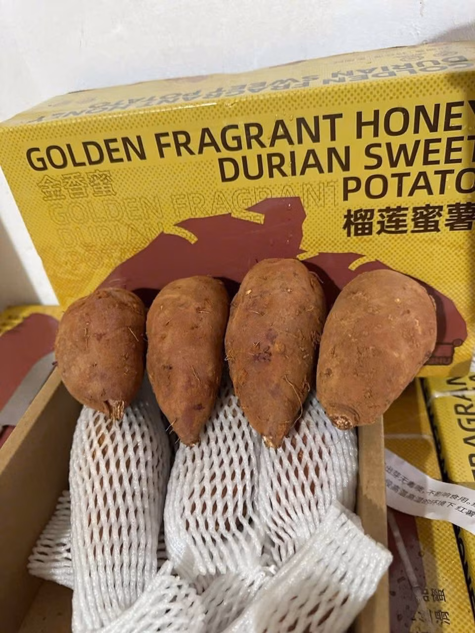 Dù đắt nhưng khoai lang sầu riêng vẫn thu hút đông đảo khách hàng, một số nơi không đủ bán. Ảnh: Facebook