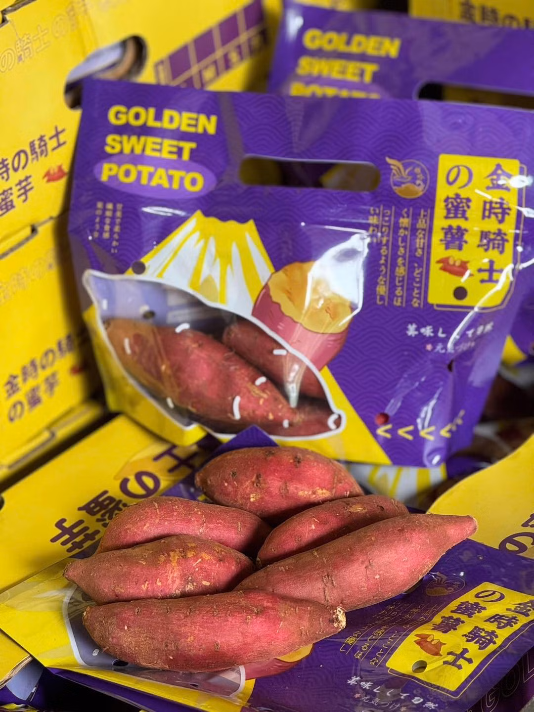 Đi kèm với tên gọi “khoai lang sầu riêng” khá lạ lẫm, mặt hàng này có giá lên tới 240.000-300.000 đồng/thùng 2,5kg, thậm chí một số đầu mối rao 400.000 đồng/thùng. Ảnh: Facebook