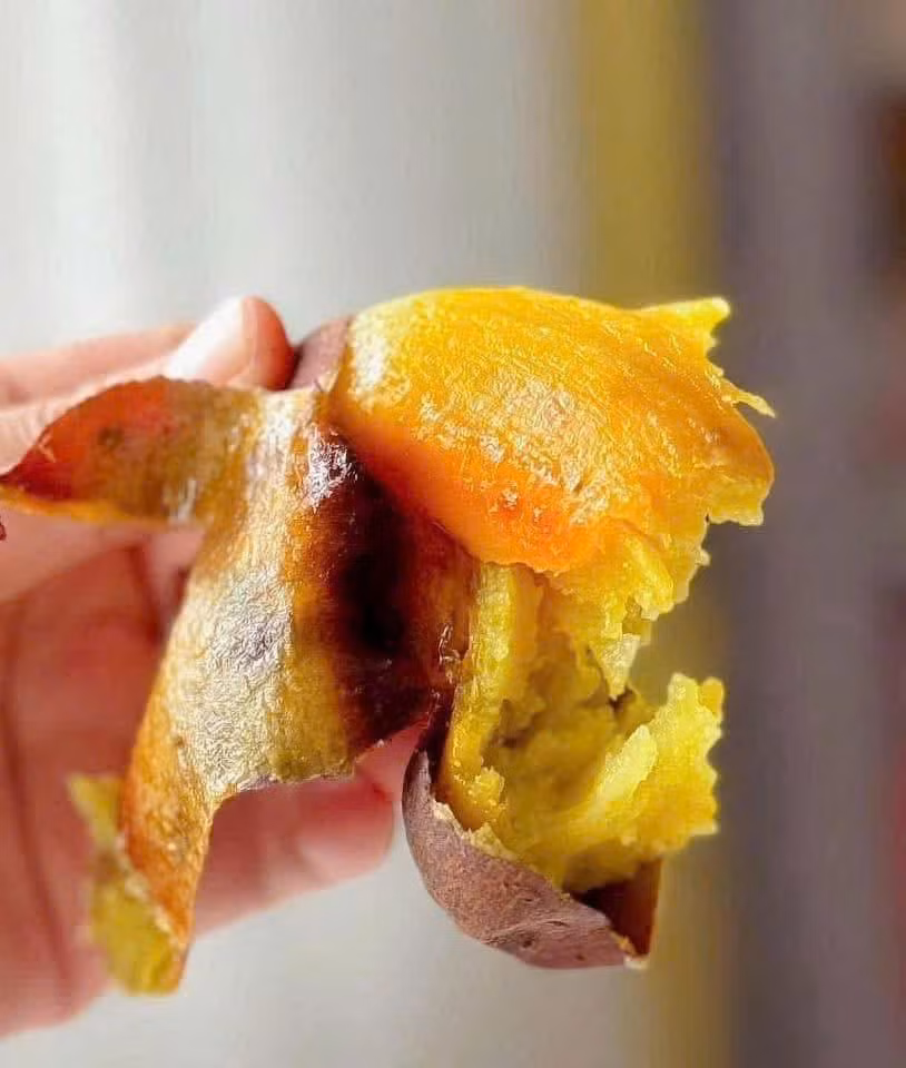 Theo chị Vân Anh, khoai lang sầu riêng gây sốt và được nhiều khách đặt mua bởi cái tên khá lạ. Không ít người có tâm lý muốn mua về ăn trải nghiệm. Ảnh: Facebook