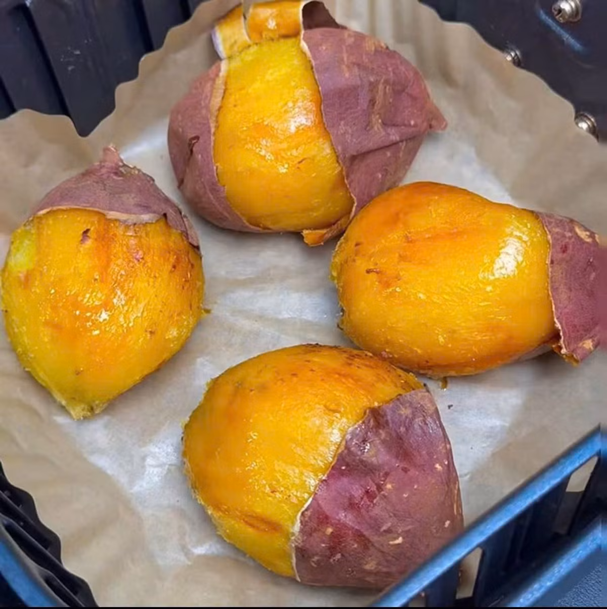 Gọi là khoai lang sầu riêng vì nó tròn ú, mềm mịn như cơm sầu riêng chín. Ảnh: Facebook