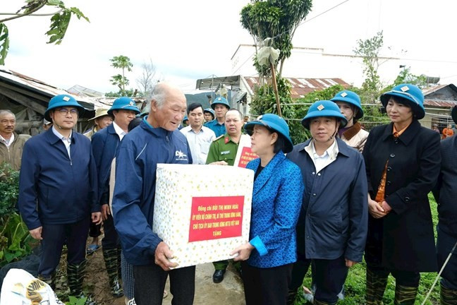 Bà Bùi Thị Minh Hoài, Ủy viên Bộ Chính trị, Bí thư Trung ương Đảng, Bí thư Đảng ủy Mặt trận Tổ quốc, các đoàn thể Trung ương, Chủ tịch Ủy ban Trung ương Mặt trận Tổ quốc Việt Nam thăm hỏi người dân chịu ảnh hưởng bởi bão lũ tại tỉnh Lâm Đồng