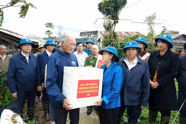 Bà Bùi Thị Minh Hoài, Ủy viên Bộ Chính trị, Bí thư Trung ương Đảng, Bí thư Đảng ủy Mặt trận Tổ quốc, các đoàn thể Trung ương, Chủ tịch Ủy ban Trung ương Mặt trận Tổ quốc Việt Nam thăm hỏi người dân chịu ảnh hưởng bởi bão lũ tại tỉnh Lâm Đồng