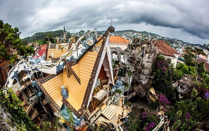 Gian nhà chính xây trên cao, giống một góc trong phim Thợ săn phù thủy (Hansel và Gretel), nằm chính giữa khu vườn mở, bao quanh là 4 ngôi nhà cây to lớn. Ảnh: Crazyhouse