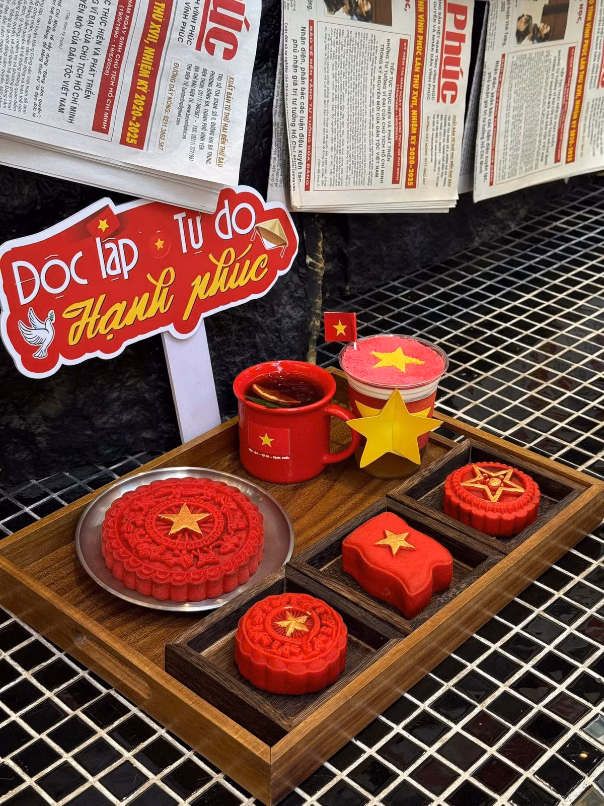 Mỗi chiếc bánh được chế tác tỉ mỉ, mang sắc đỏ của quốc kỳ cùng ngôi sao vàng rực rỡ, ẩn chứa bên trong là những hương vị đa dạng và giàu bản sắc. Ảnh: Facebook