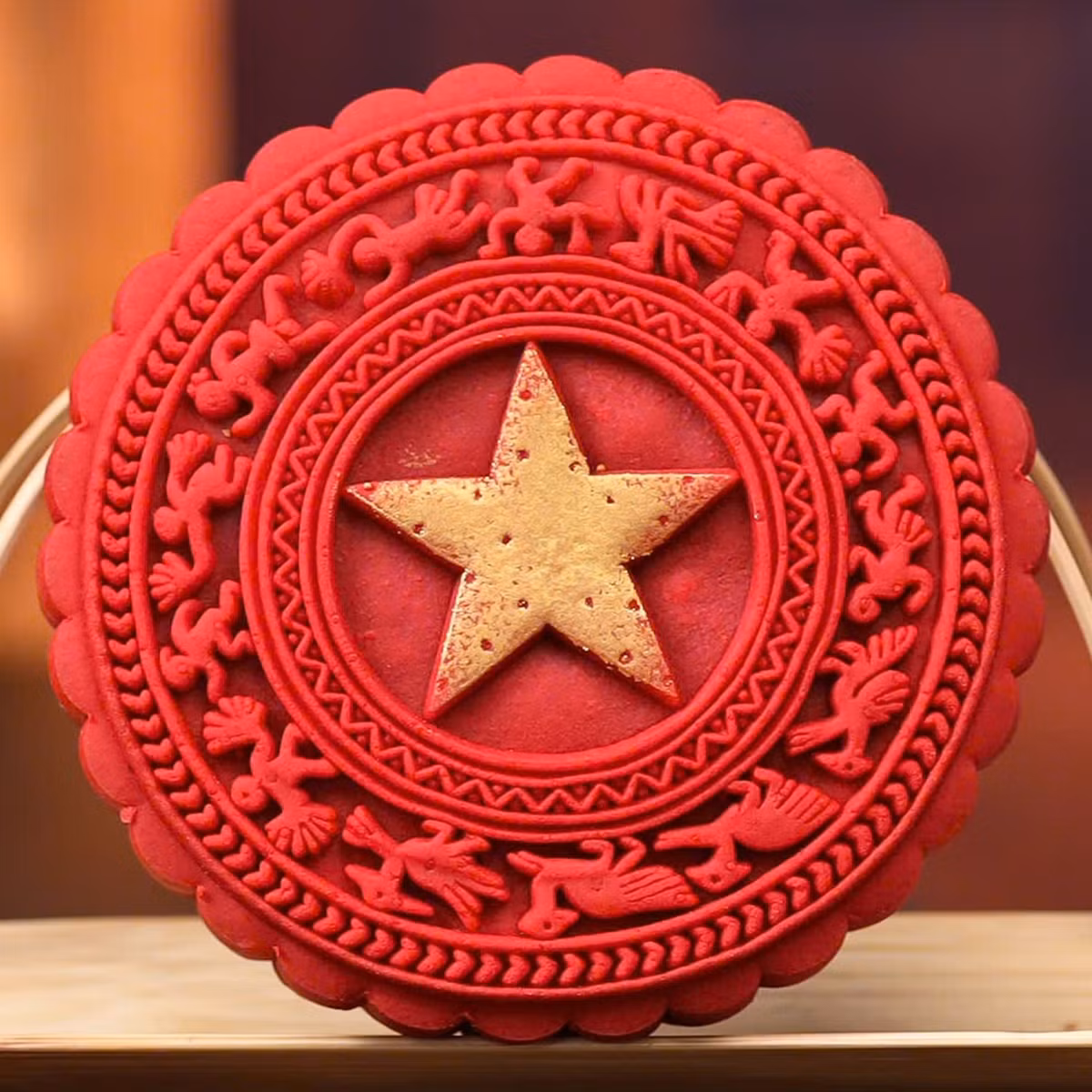 Dù đắt hơn các mẫu bánh thông thường nhưng bánh trung thu cờ đỏ sao vàng vẫn hút khách. Ảnh: Facebook