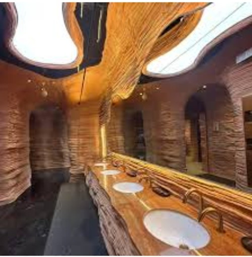 Bên cạnh phòng vệ sinh tiêu chuẩn, nơi đây còn có phòng riêng cho mẹ và bé với bàn thay tã kháng khuẩn, ghế an toàn cho trẻ em, hệ thống mái vòm tự làm sạch cùng khu vực hỗ trợ người cao tuổi và người khuyết tật. Ảnh: Instagram