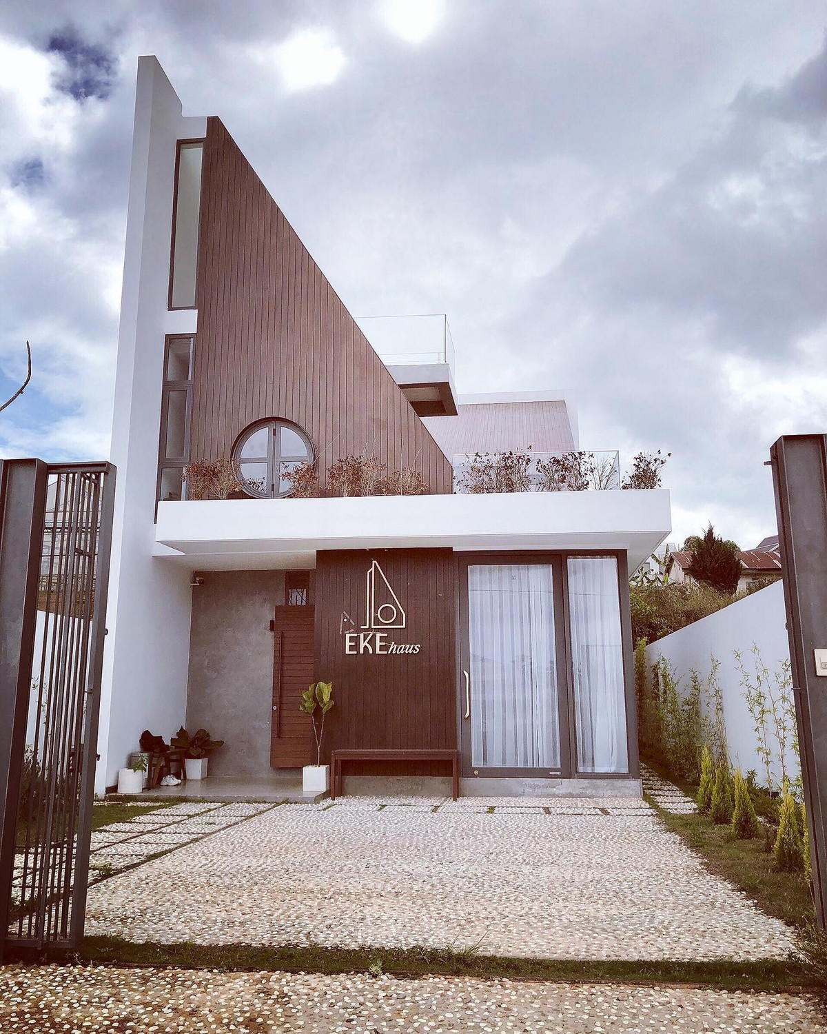 Phần lớn các chi tiết bên ngoài ngôi nhà được ốp gỗ, kết hợp cùng tông màu chủ đạo nâu - trắng - xám, tạo cảm giác vừa ấm áp vừa cá tính. Ảnh: FB EKEhaus Đà Lạt