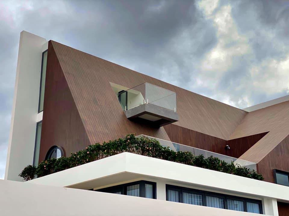 Nhìn từ xa, hình dáng căn villa khiến nhiều người liên tưởng đến chiếc eke quen thuộc thời đi học, với những mảng khối vuông vức, góc cạnh rõ ràng. Ảnh: FB EKEhaus Đà Lạt