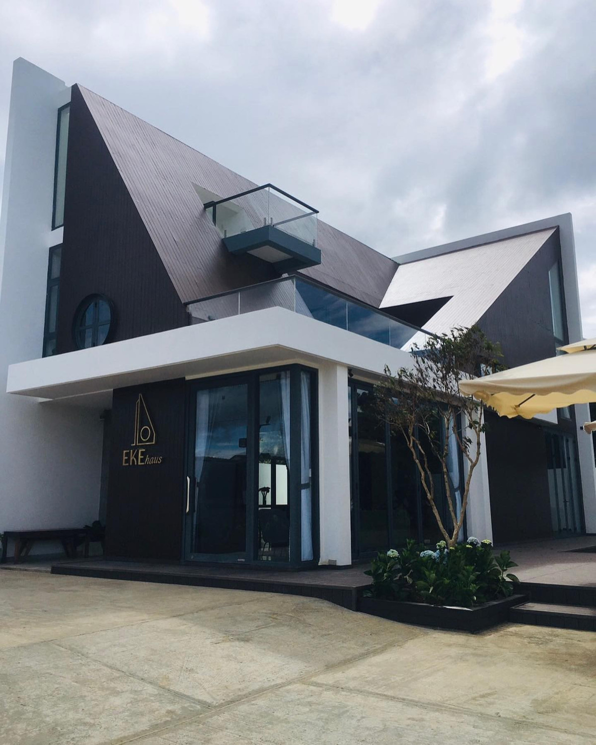 Căn biệt thự là dự án được Tóc Tiên ấp ủ nhiều năm, với chi phí xây dựng ước tính 10 tỷ đồng vào năm 2020. Ảnh: FB EKEhaus Đà Lạt