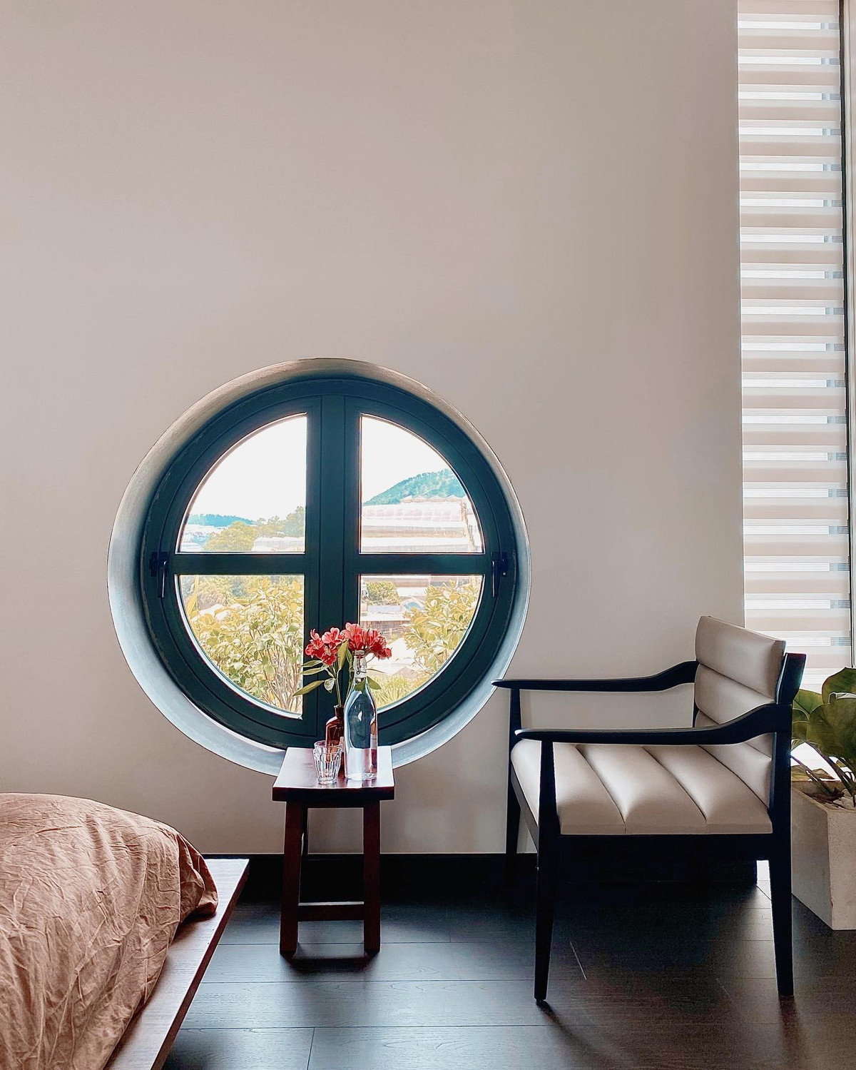 Bên trong sử dụng nhiều ô cửa sổ tròn, mở ra tầm nhìn hướng hồ và rừng thông. Ảnh: FB EKEhaus Đà Lạt