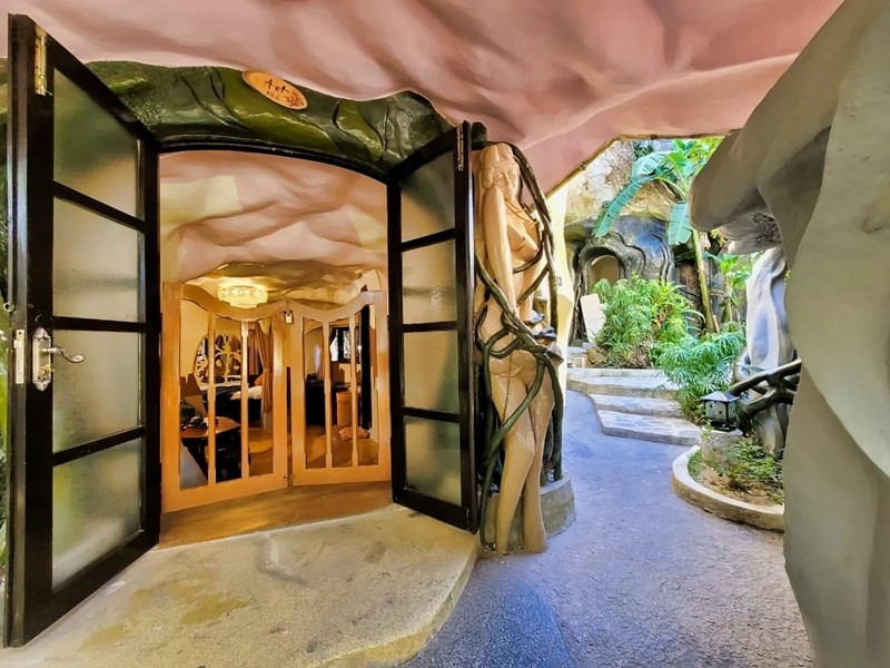 Các bức tường, bậc thang hay lối đi đều có hình dạng mềm mại, không theo bất kỳ khuôn mẫu nào, tạo cảm giác tự nhiên và bay bổng. Ảnh: Crazyhouse