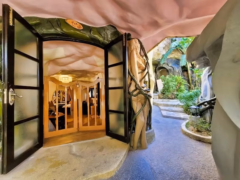 Các bức tường, bậc thang hay lối đi đều có hình dạng mềm mại, không theo bất kỳ khuôn mẫu nào, tạo cảm giác tự nhiên và bay bổng. Ảnh: Crazyhouse