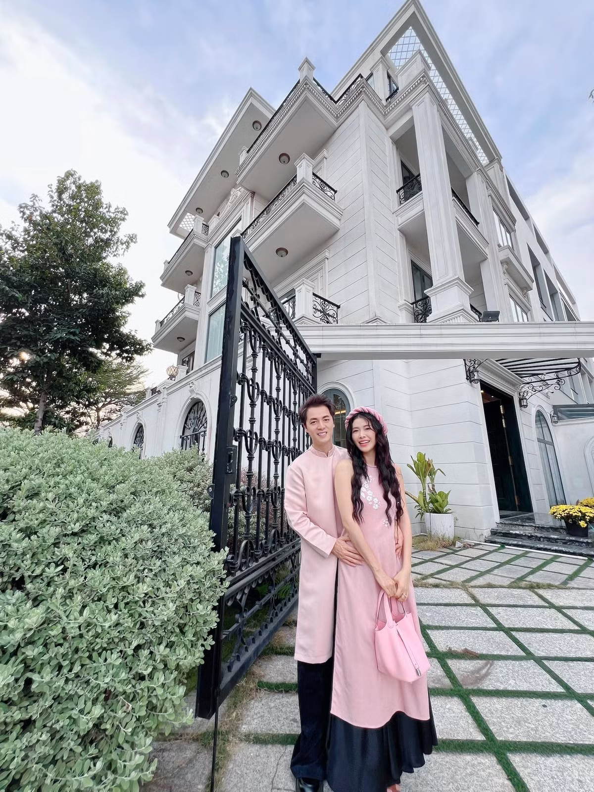 Cặp đôi đang sống trong căn biệt thự hai mặt tiền trị giá khoảng 2 triệu USD (tương đương hơn 50 tỷ đồng) tại phường Tân Phú, TP HCM. Ảnh: FBNV
