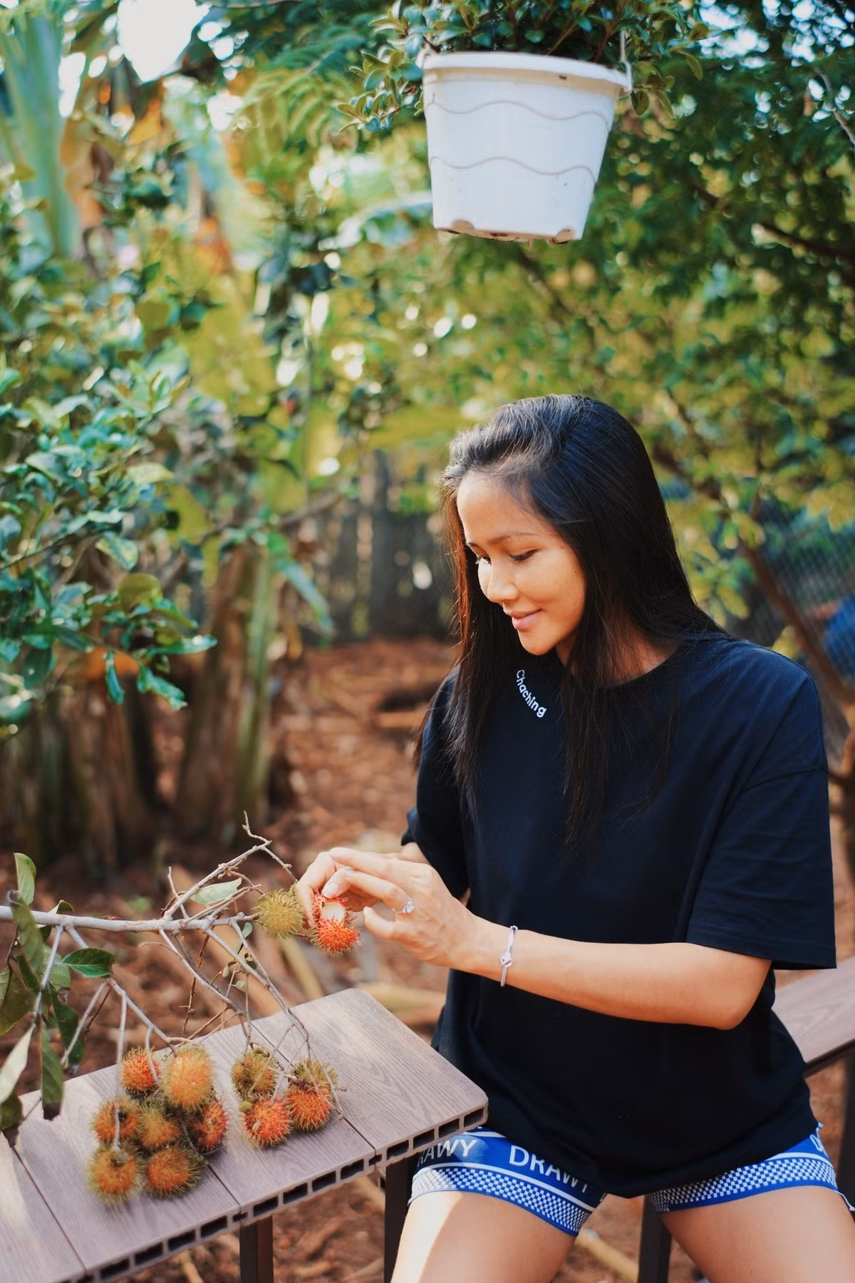 Đặc biệt, ngôi nhà sàn có view nhìn ra vườn cây xanh mướt mắt, thoáng mát. Ảnh: FBNV