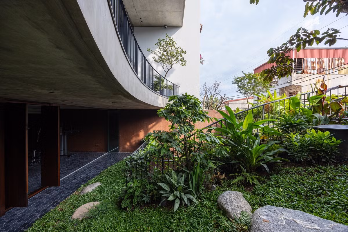 Khu vườn không chỉ đóng vai trò là ngưỡng cửa mà còn là "trái tim" của ngôi nhà. Ảnh: Triệu Chiến