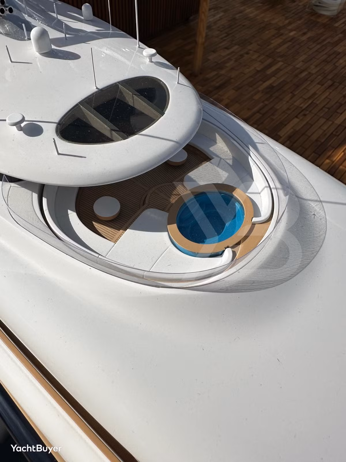 Hydro lỏng được nén và lưu trữ dưới boong ở nhiệt độ thấp (-253°C). Nhiệt lượng sinh ra trong quá trình xử lý hydro không bị lãng phí mà được tận dụng để làm ấm bể bơi, phòng xông hơi...Ảnh: Yachtbuyer