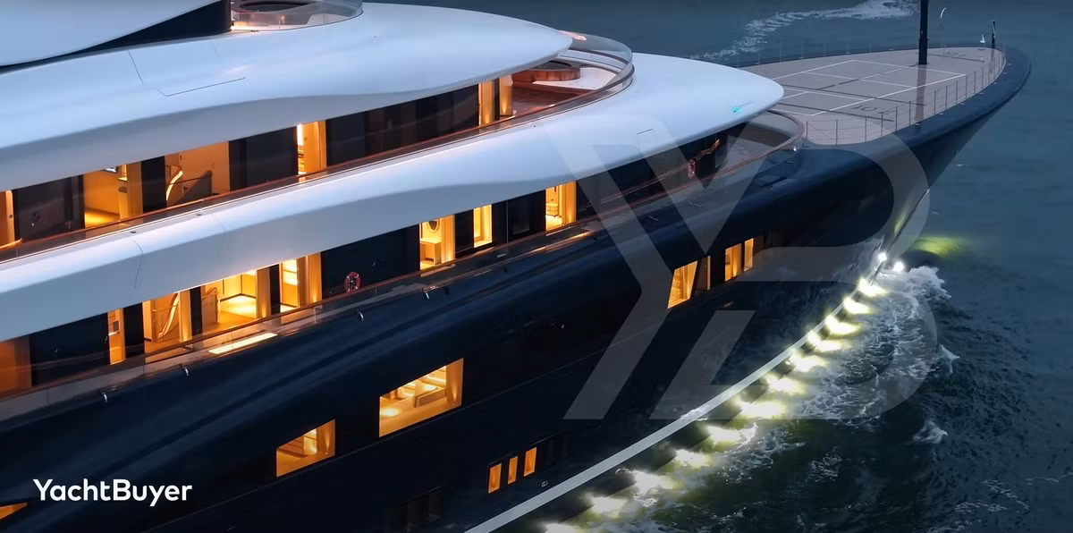 Khu vực này có thang máy riêng, cầu thang lớn, thư viện, phòng ăn riêng và hai văn phòng làm việc có lò sưởi. Ảnh: Yachtbuyer