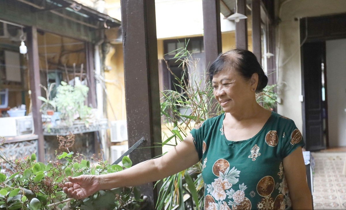 Sau đó, ngôi nhà thuộc quyền sở hữu của bà Trương Thị Mô (sinh năm 1924), con gái thứ 2 của vợ chồng cụ Trương Trọng Vọng. Khi cụ Mô qua đời, căn biệt thự được giao cho con gái là bà Lê Thanh Thủy giữ gìn cho đến nay. Ảnh: Dân Việt