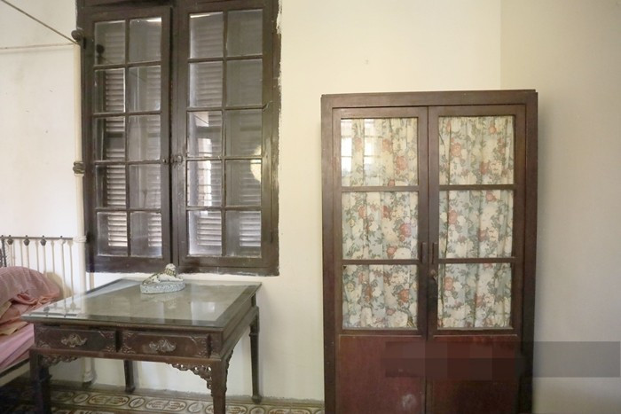 Chiếc bàn để đồ gia dụng được đặt trong căn phòng. Ảnh: Dân Việt