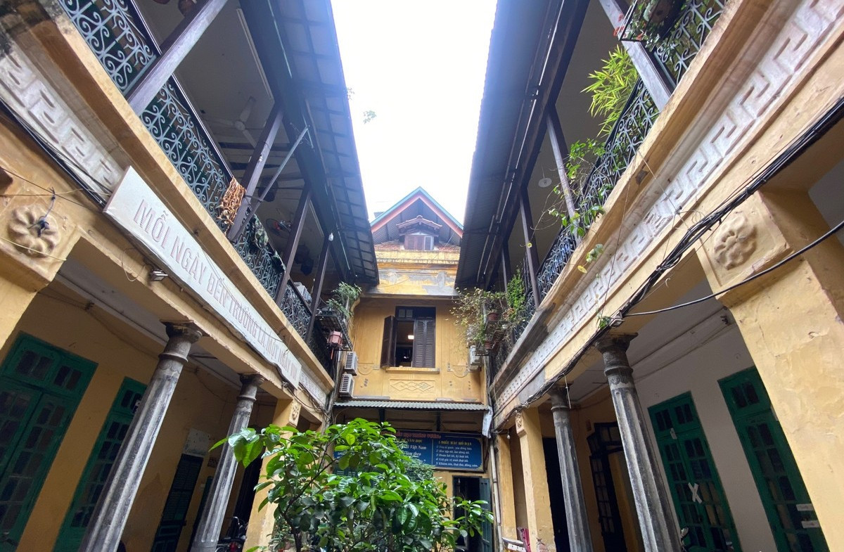 Nằm trên phố Hàng Bè, cách bờ hồ Hoàn Kiếm vài bước chân, căn biệt thự rộng tới 800m2 của bà Lê Thanh Thủy (sinh năm 1955, Hà Nội) từng là một trong những công trình kiến trúc xa hoa bậc nhất khu phố cổ. Ảnh: Vietnamnet