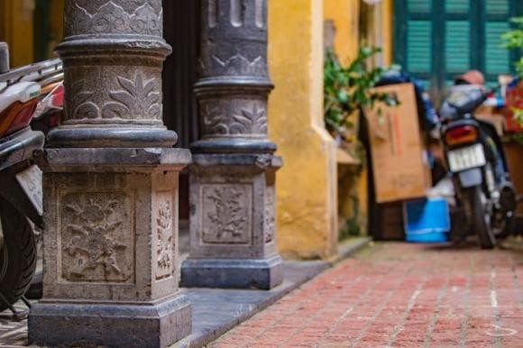 Các cột đá được chạm hoa văn truyền thống của người Việt: đào, cúc, trúc mai...Ảnh: Internet
