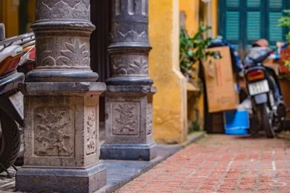 Các cột đá được chạm hoa văn truyền thống của người Việt: đào, cúc, trúc mai...Ảnh: Internet