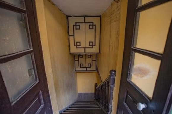 Hai tầng nối với nhau bằng hệ thống cầu thang gỗ lim được sơn đen bóng. Ảnh: Internet