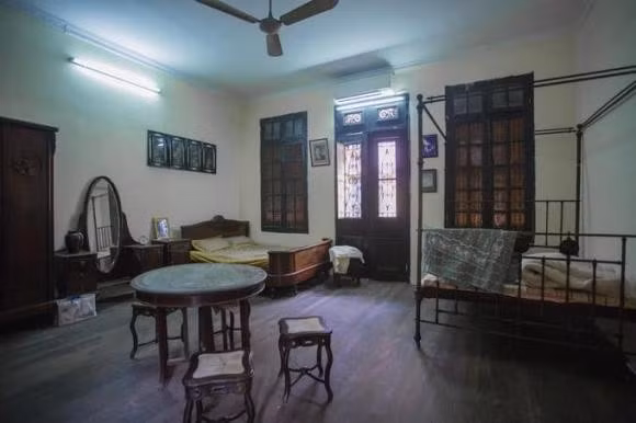 Không gian bên trong thiết kế tinh xảo, sử dụng nhiều loại gỗ quý, gạch bông nhập khẩu, cùng các chi tiết trang trí cầu kỳ. Ảnh: Internet