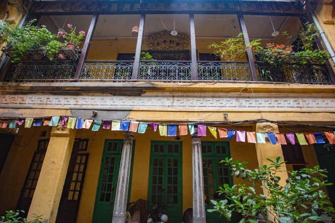 Căn biệt thự được xây dựng vào năm 1926, thiết kế theo kiến trúc Pháp cổ với mái ngói đỏ, ban công rộng, những ô cửa vòm và hệ thống cột trụ vững chắc. Ảnh: Internet