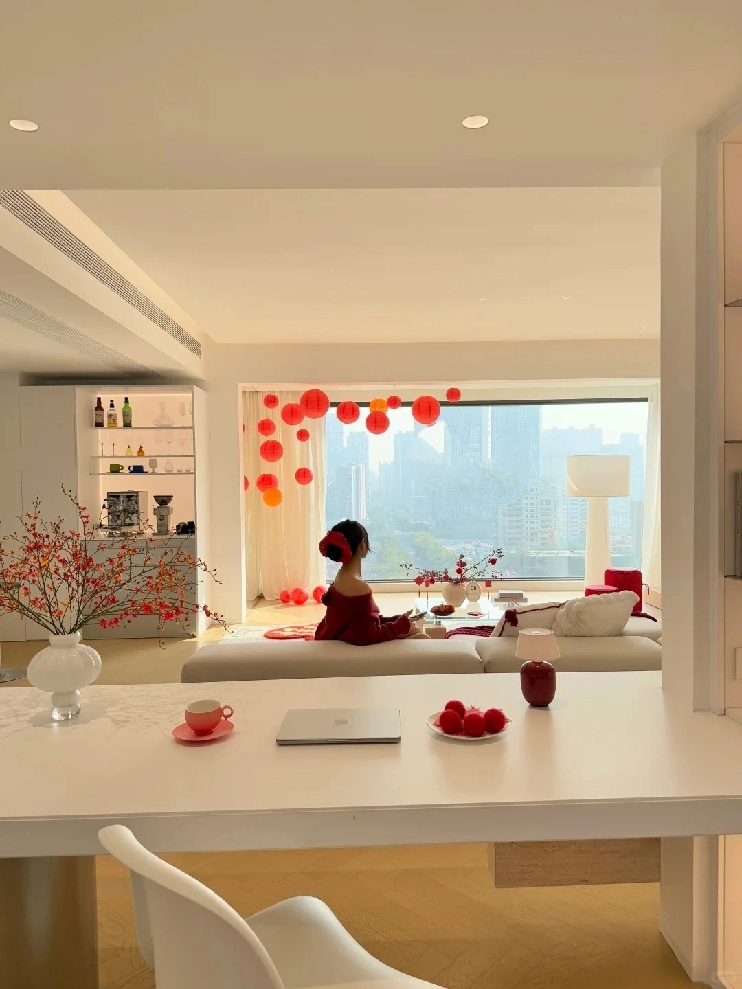 Nội thất trung tính kết hợp ánh sáng gián tiếp và sắc đỏ tiết chế giúp căn hộ ấm áp, nhẹ nhàng. Ảnh: Xiaohongshu