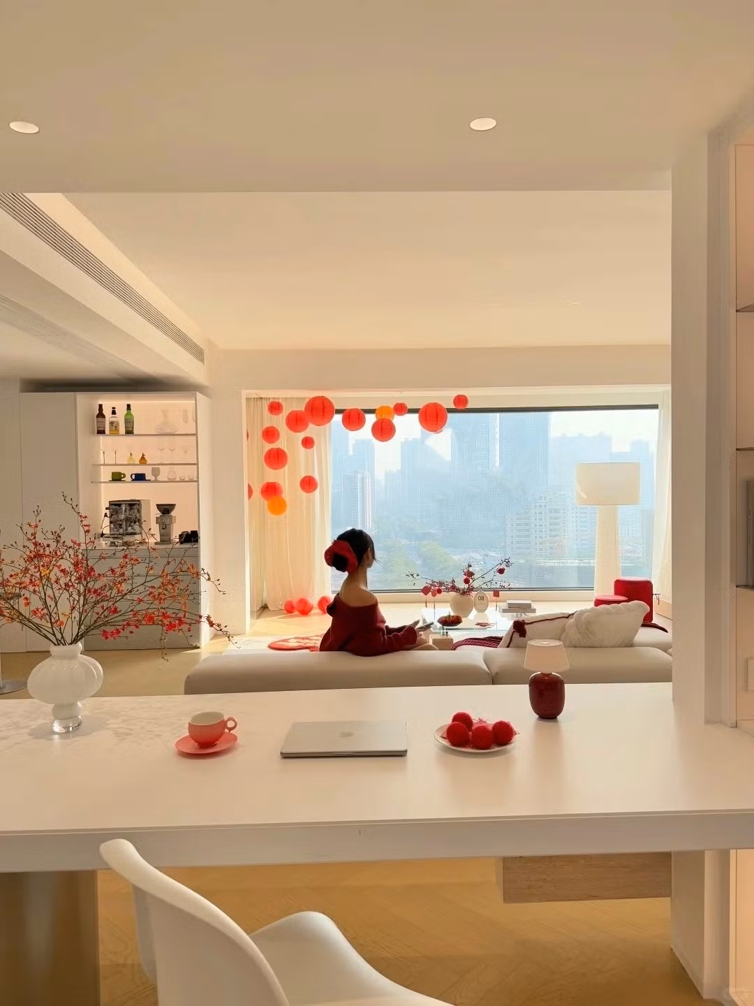 Nội thất trung tính kết hợp ánh sáng gián tiếp và sắc đỏ tiết chế giúp căn hộ ấm áp, nhẹ nhàng. Ảnh: Xiaohongshu