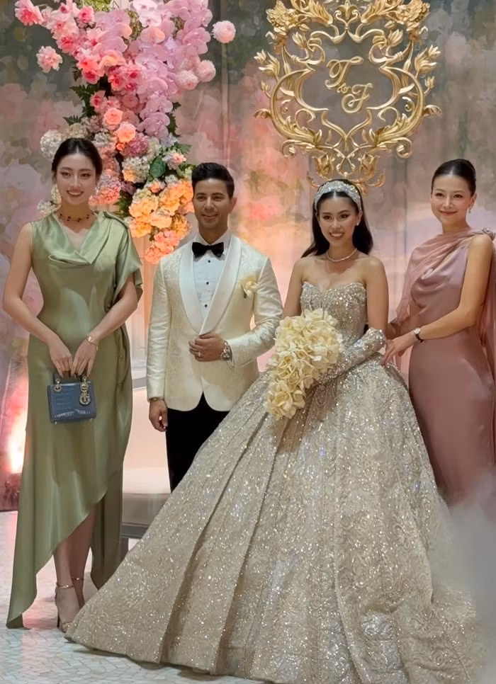 Đám cưới con gái tỷ phú Johnathan Hạnh Nguyễn không chỉ là bữa tiệc mà còn hội tụ nhiều người nổi tiếng. Vì vậy, ngoài diện những trang phục sang trọng, họ còn xách những chiếc túi hàng hiệu đắt đỏ. Ảnh: Thương Trường