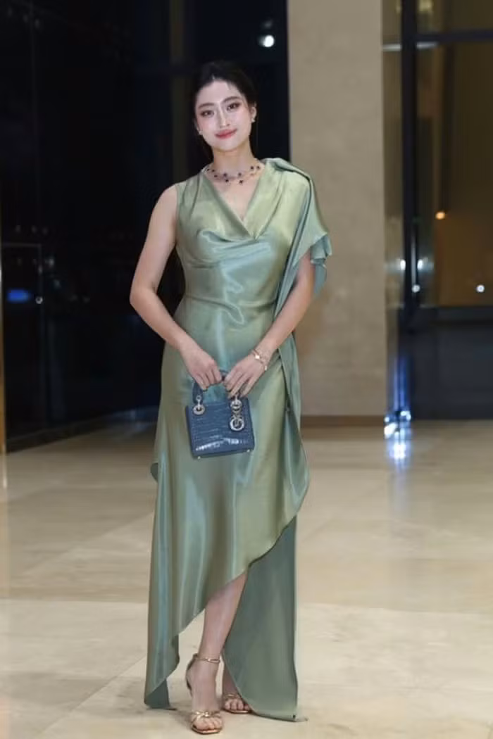 Hoa hậu Lương Thùy Linh sang trọng với chiếc túi Lady Dior da cá sấu, giá 300 triệu đồng. Ảnh: Ngoisao