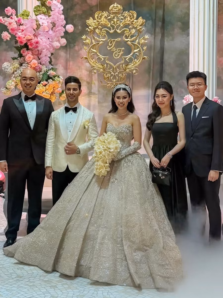 Xuất hiện trong ngày trọng đại của bạn thân, vợ chồng Phan Hoàng - Ruby Nguyễn lên đồ với tông đen đồng điệu. Ảnh: Thương Trường