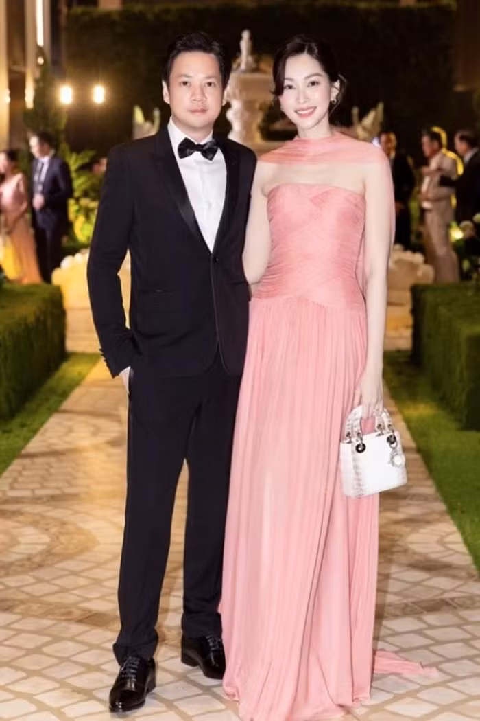 Hoa hậu Đặng Thu Thảo xuất hiện sang trọng trong đám cưới với chiếc túi Lady Dior Himalayan crocodile. Ảnh chụp màn hình