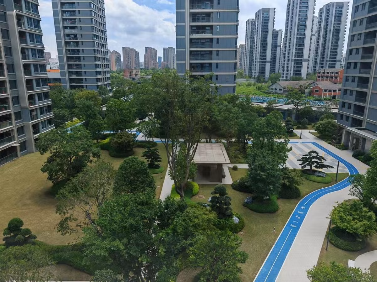 Khuôn viên có đội ngũ chăm sóc vườn riêng, từ 8-12 người tùy theo mùa. Trung bình, mỗi người sẽ quản lý 2.500m2 cây xanh. Ảnh: Ctdsb