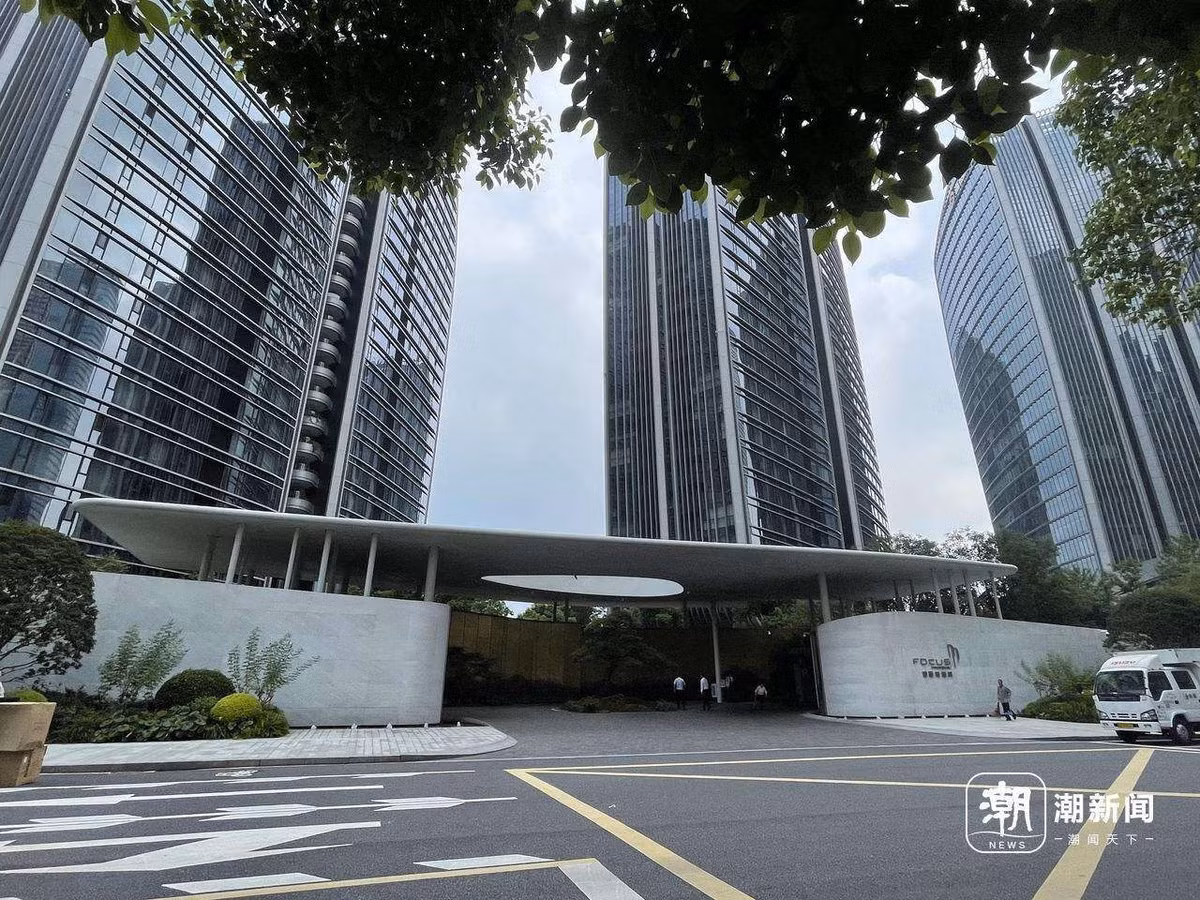 Khu chung cư gồm 5 tòa nhà theo phong cách thuyền buồm, sở hữu vị trí hiếm có, nằm ven sông. Ảnh: Zzhz