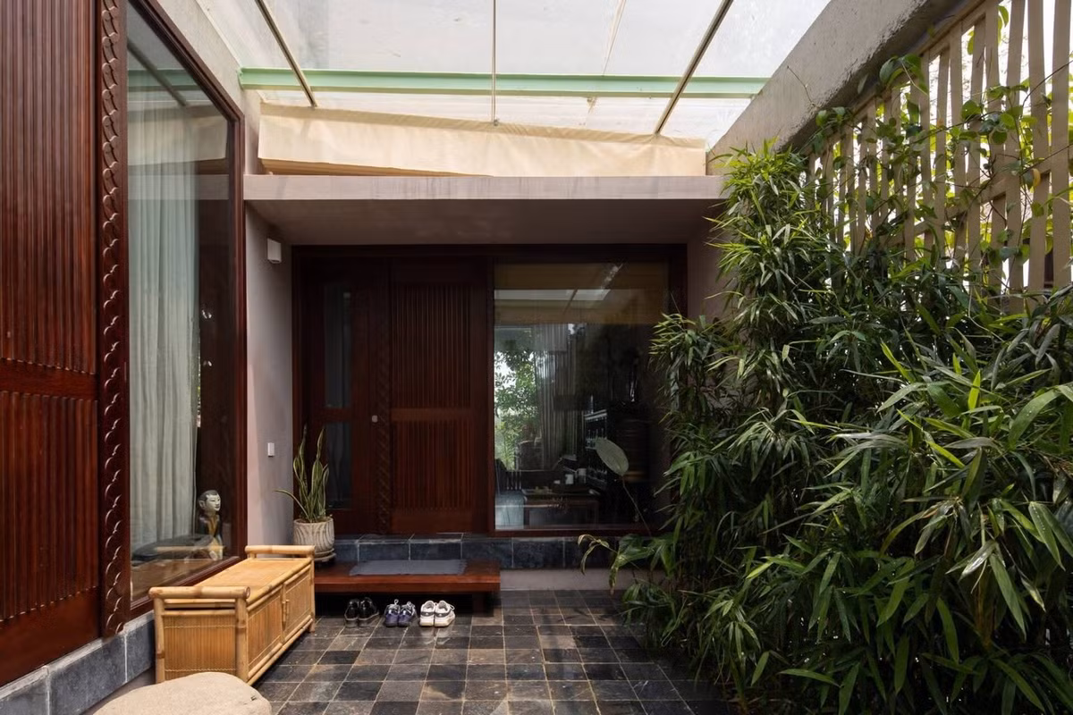 Khoảng sân nhỏ ngập nắng và xanh mướt. Ảnh: Chimnon studio