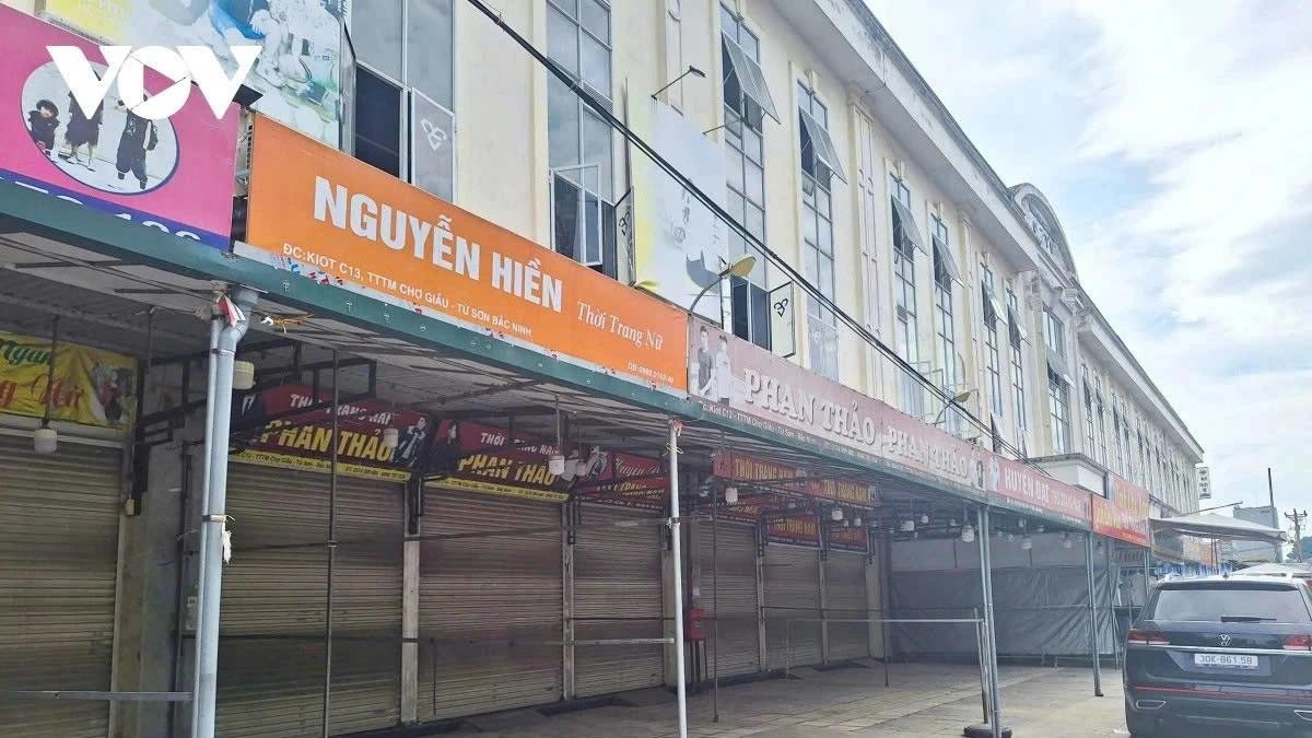 Nhiều cửa hàng quần áo tại chợ Giàu (TP Từ Sơn) thường tấp nập &quot;người mua kẻ bán&quot; thì nay đồng loạt đóng cửa. (Ảnh: Văn Giang)