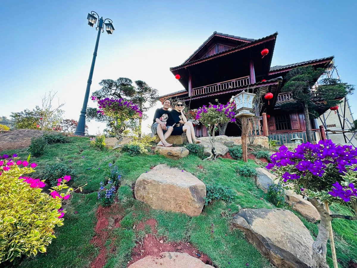 Kiến trúc chủ đạo của ngôi nhà mang phong cách truyền thống với mái ngói âm dương, hệ cột gỗ lớn. Ảnh: FBNV